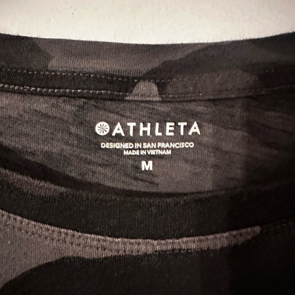 Athleta‎ Daily Camo Crew Neck Short Sleeve Tee Shirt  Size Medium - Picture 4 of 4